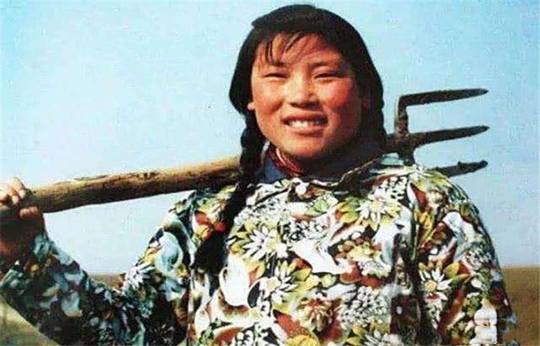 女孩|还记得上交国家10亿钻石的女孩吗获千元奖励后，现今如何