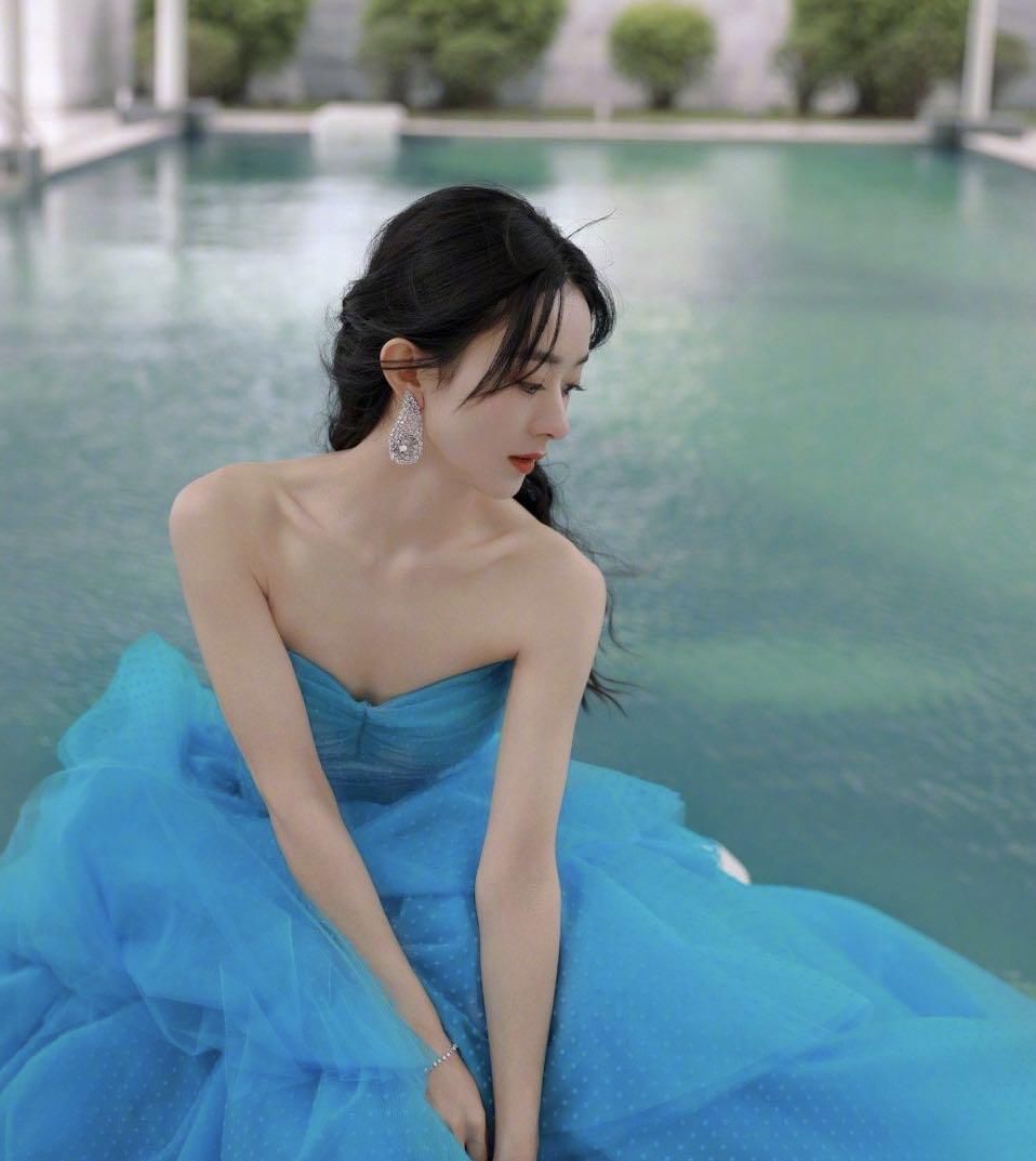 礼服|赵丽颖生图上热搜，六张“泳池”边精修照出来后，网友评论亮了