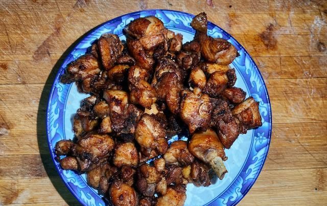 详细|川香辣子鸡,麻辣爽口超过瘾,2个鸡腿做了一大盘,附详细步骤