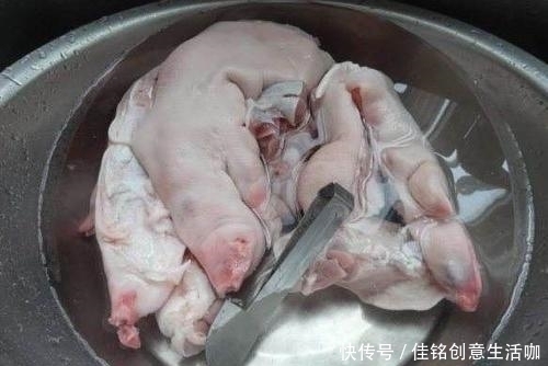 加上|它是猪蹄腥味的“克星”,不管猪蹄怎么做,加上一把,肉嫩无腥味
