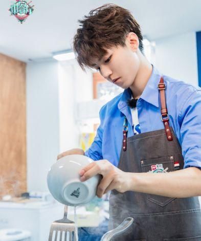  赞不绝口|《中餐厅》 王俊凯暖男形象加上高情商，连店长黄晓明也赞不绝口