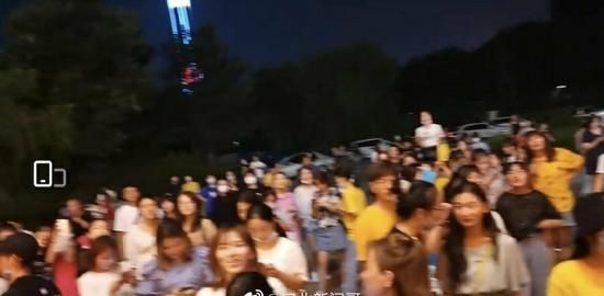  成网|邓伦开火锅店成网红打卡点 装修红火挂满红灯笼