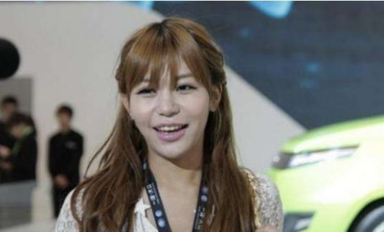 坐在|那个“宁愿坐在宝马里哭”的拜金女孩马诺,十年过去,她笑了吗?