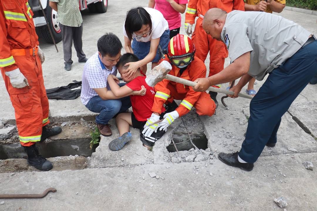  救人|7岁小孩左脚陷入下水道缝隙 四川盐亭消防破拆水泥盖板救人