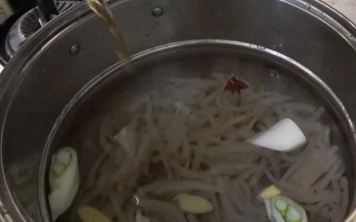  东北|东北大厨：做猪皮冻时，要牢记此配方和2大诀窍，保证不腥不油腻