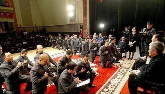  赵本山|63岁赵本山近况罕曝光，皱纹白发尽显老态，网友留言：太心疼了