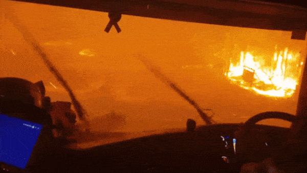  感染|母亲感染新冠后，他每天爬上医院阳台守望，偷拍照令人心碎……