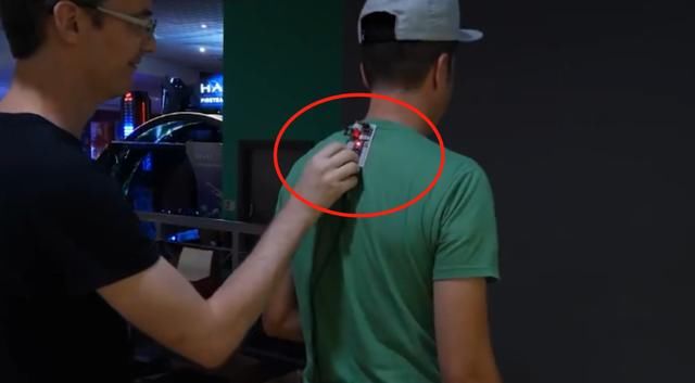  开挂|兄弟开挂吗？球杆装火箭、靶心自己找飞镖，想输都难