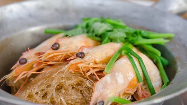  随时|学会这道沙茶鲜虾粉丝煲，海鲜味道随时在家吃，做法还特别简单