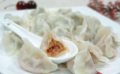 一口气|美国大胃王挑战中国美食,一口气点下200个水饺,结账时尴尬了