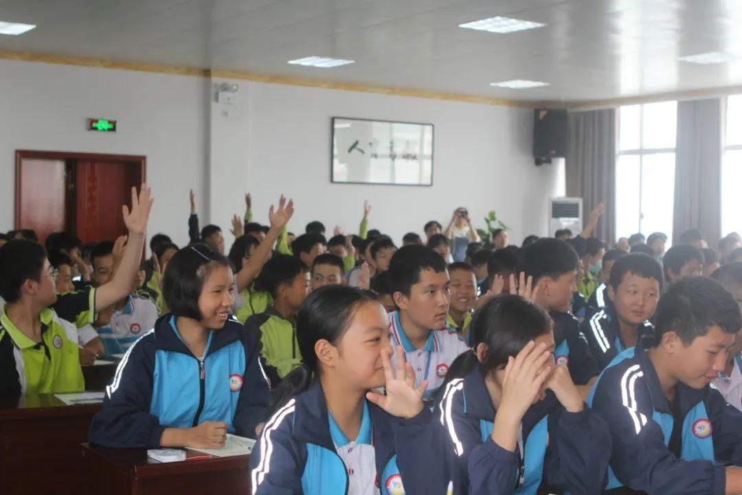 守法|【开学第一课】让尊法、守法成为每一位同学的文明新风尚。