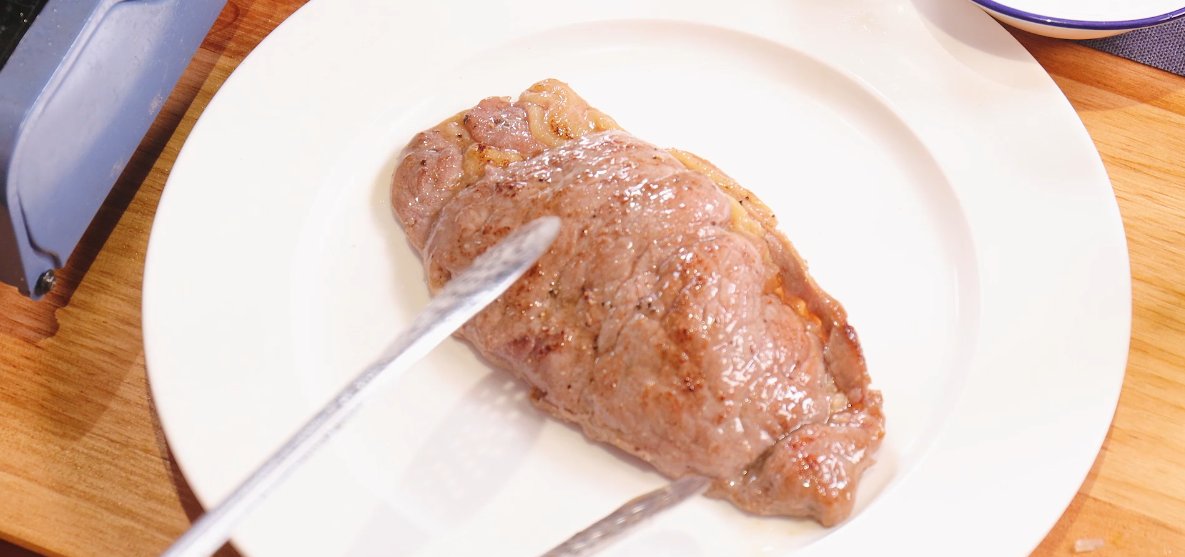  蔬菜|牛排不仅可以煎着吃，切成小丁和蔬菜炒着吃也很美味