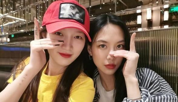  浪姐|同是穿婚纱亮相《浪姐》总决赛：金晨绝美，李斯丹妮却暴露了短板