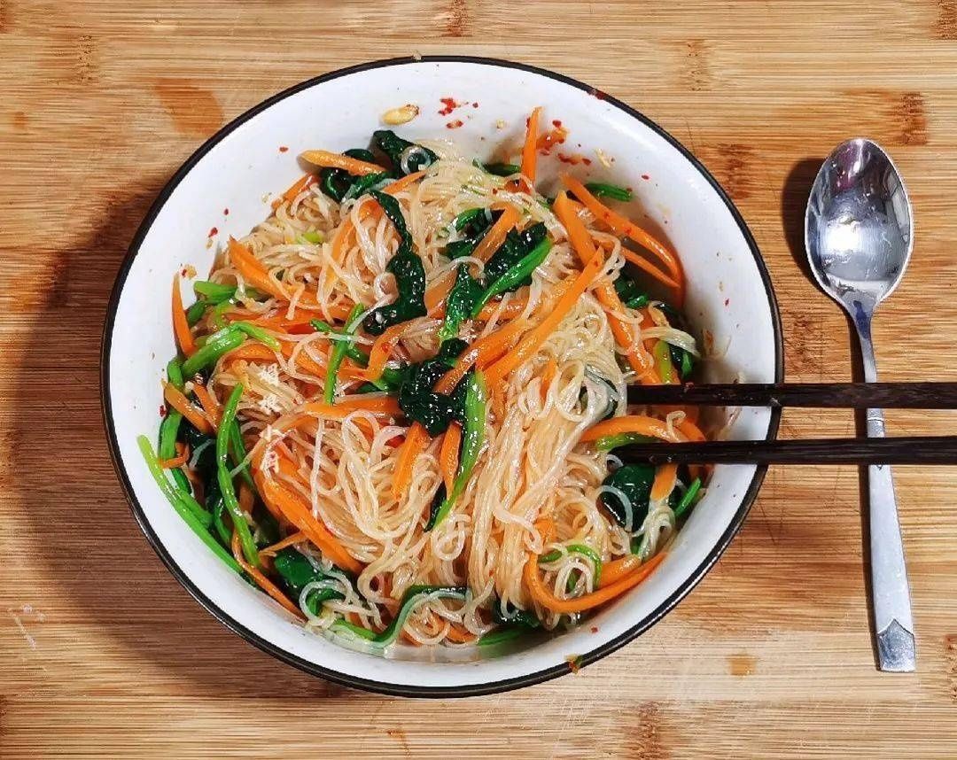 花椒|低脂的菠菜胡萝卜拌粉丝的做法，香辣开胃，口感Q弹！