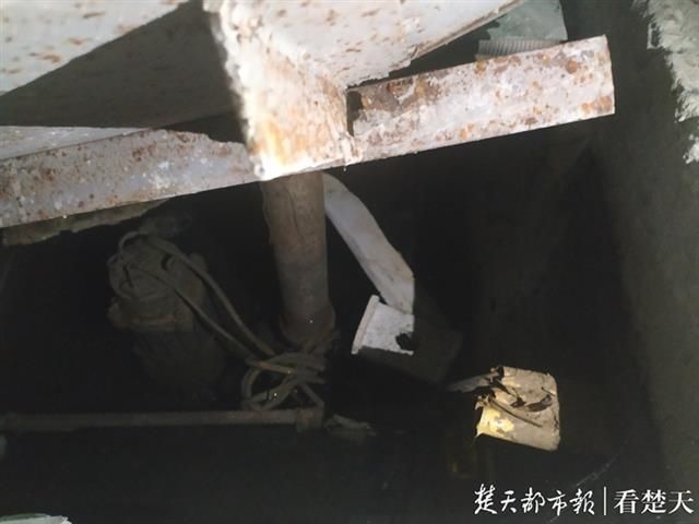 地下二层停|【视频】商场停车场雨水井仅覆盖薄铁皮,小车驶过中招受损