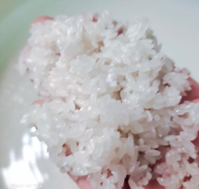  适中|蒸大米饭我通常加三物，蒸出来的米饭软硬适中，又香又甜