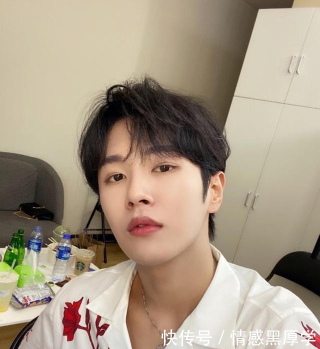  李汶翰|男偶像后台玩手机，不顾前辈等待粉丝忙解释只是压力太大