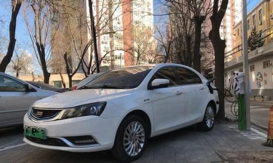 不行|为什么电动汽车开高速不行？再多的充电桩，也不能治愈它的痛点