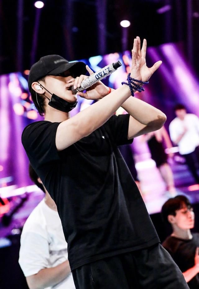  全网|《姐姐》好惨！参加晚会被当车模来拍，恶臭视角引全网公愤