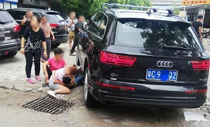  卷入|惊心！两小孩被卷入车底！小的自己爬出来，大的却……