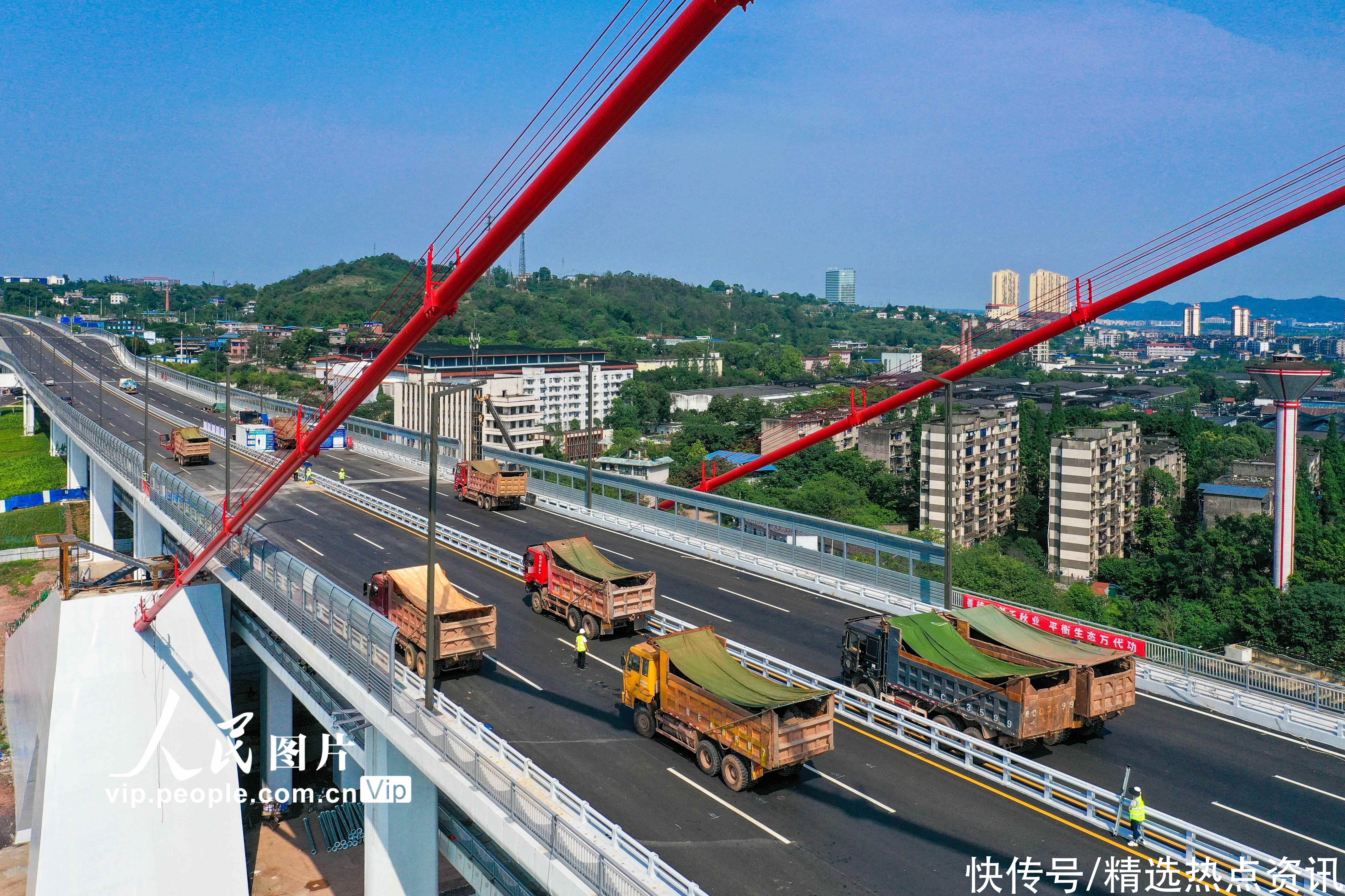 四川泸州：泸州长江二桥进行荷载试验