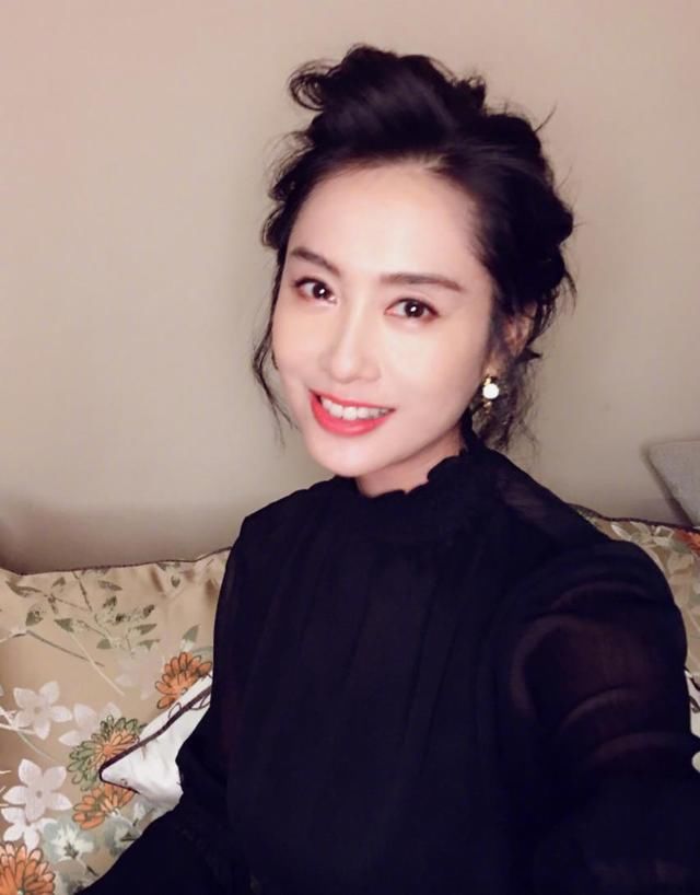 朱茵|朱茵与周星驰分手另有因，二人感情不如传言深厚，因狗结缘黄贯中