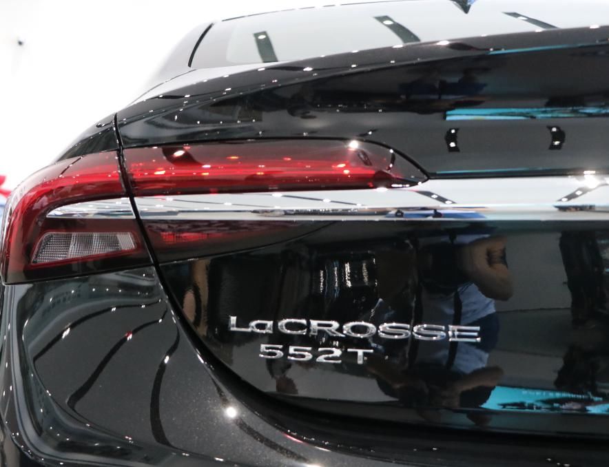 双层|车长超5米，双层隔音标配9AT，丐版全独悬重1.6吨，过弯从不飘