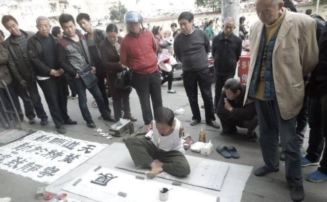  骗子|那些在火车站路边靠“乞讨”生活的年轻人，究竟都是什么来历？