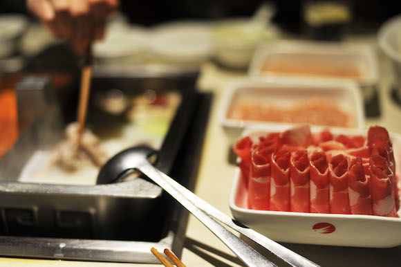  事件|海底捞回应“塑料乌鸡卷”事件：正进一步排查