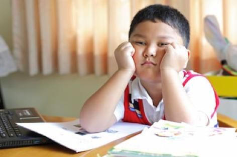 女孩|14岁女孩被父母打骂后跳楼自杀：缺失自我认同的孩子，到底有多难