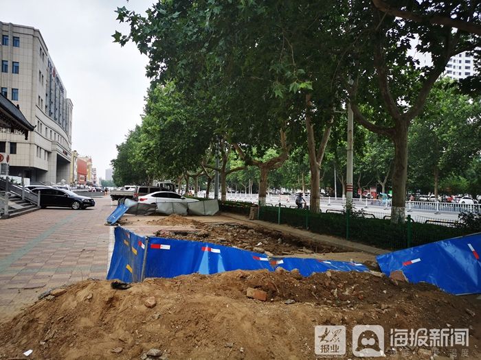  记者|东营广饶一人行道塌陷 现五米长大坑