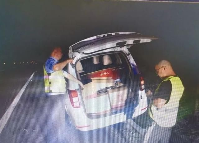  车摊|猛看 | 高速路上酒驾疯狂逆行！这辆粤D车摊上事了！