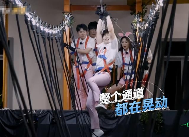 镜头|邓伦撸起袖子过铁索,镜头特写他的手臂,这肌肉线条我没看错吧