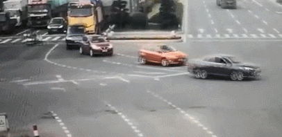  电动|电动自行车闯红灯，全责！