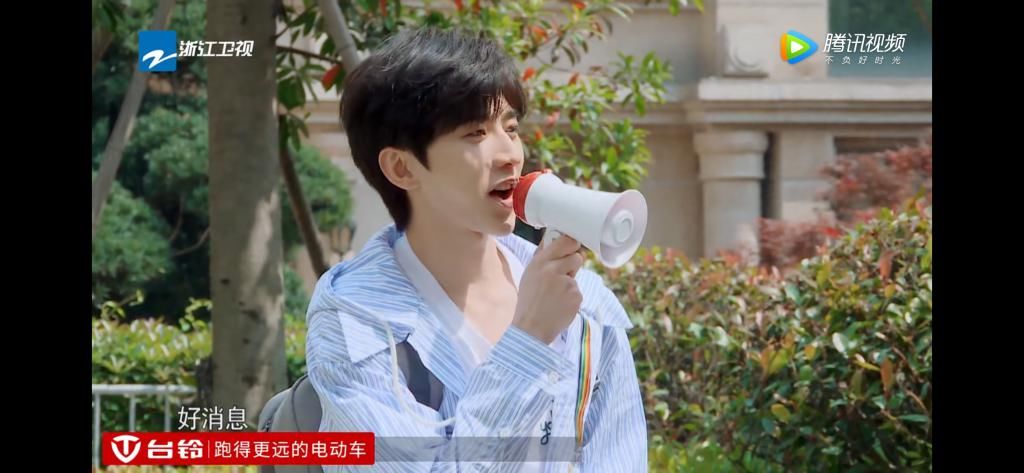  蔡徐坤|蔡徐坤秒变“导游”，却被大家坑成这样