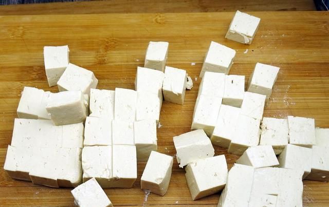 操作|别再用白菜炖豆腐了,豆腐这样操作最好吃,大厨看了也点赞