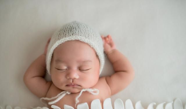  天喂|0-12月宝宝每天奶量大全！看看你家宝宝吃饱了吗