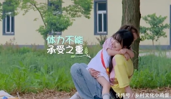 背娃|郑爽录节目被小孩拽头发,背娃还摔到,看她的下意识的反应