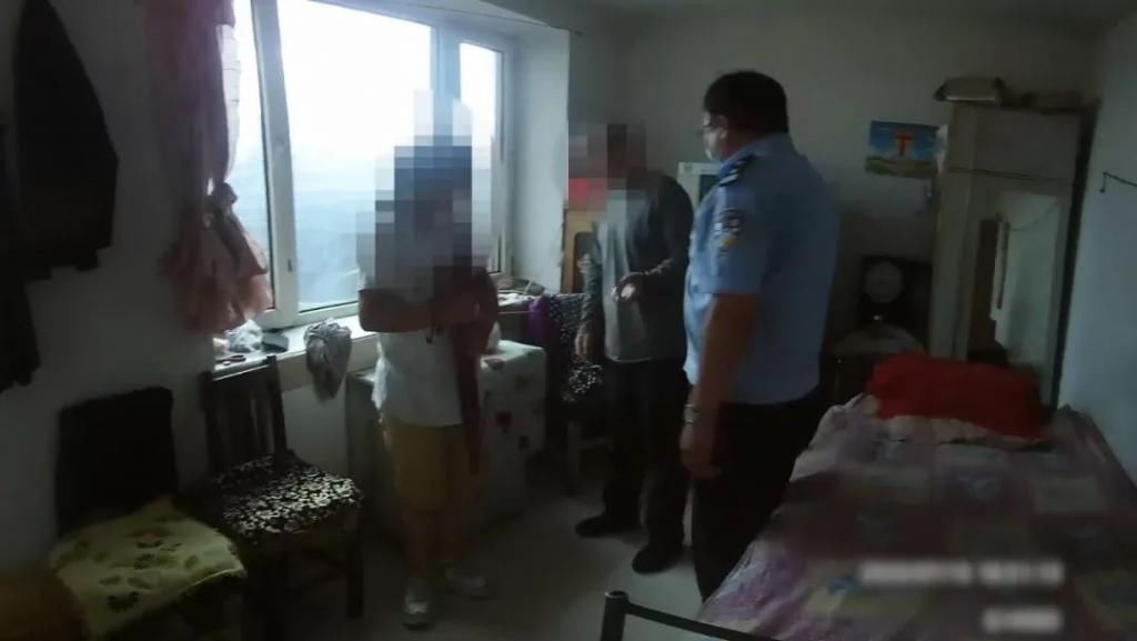  名男子|【说事】火车上遇熟人喝酒到站找不到家了