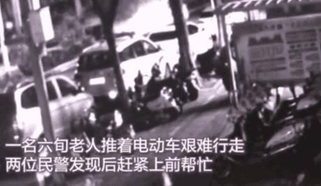  反手|民警热心帮老人推车，然后反手送上了一副手铐？