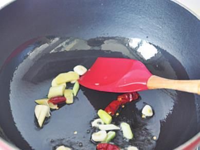 试试看|用这种菜烧小黄鱼,鱼肉嫩滑,酸爽开胃,比红烧的还好吃,试试看