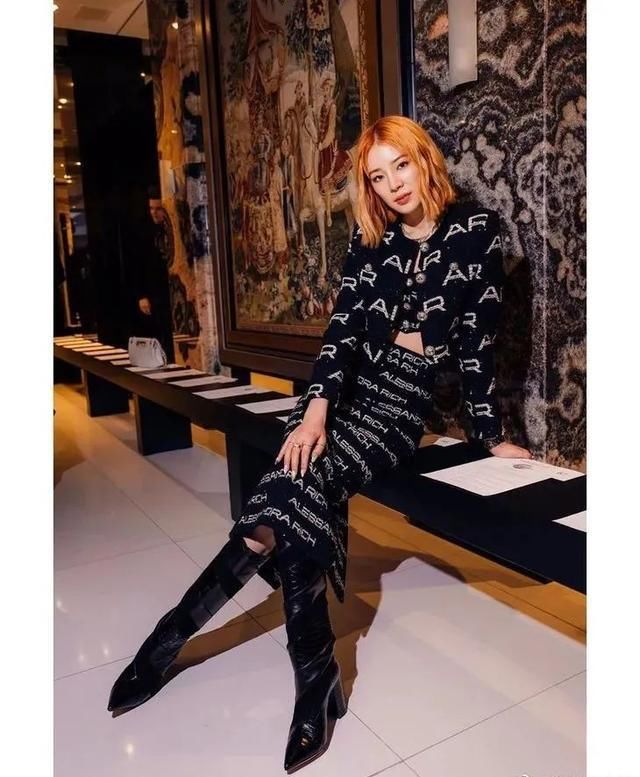 万茜|万茜的红西装吴昕的剪刀发夹被追着问哪买？是姐姐带火的小众品牌