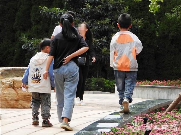 文明|【不文明行为随手拍】请勿在花台上行走