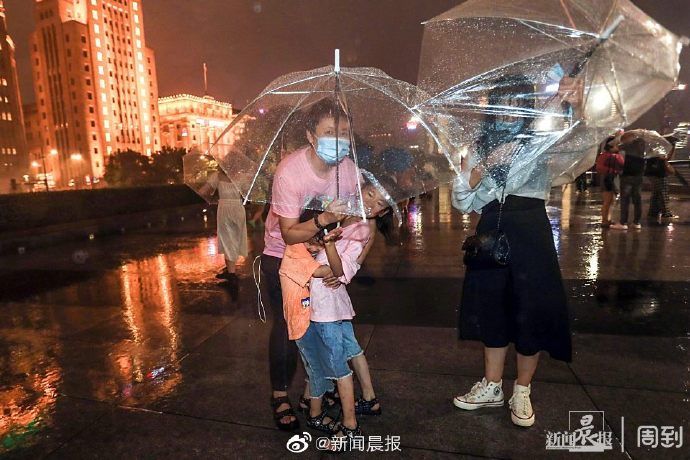 折伞|台风黑格比来袭，上海“两黄一蓝”高挂，外滩风大雨急，折伞无数