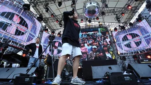  空气|《说唱》公演舞台一团糟！魔动闪霸成毒瘤，“空气协议”抄袭杨和苏副歌