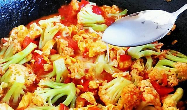  道菜|大厨带来花菜新吃法，3种蔬菜加1把盐炒一大盘，营养美味好下饭