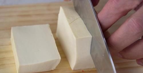  轻轻|煎豆腐容易碎，掌握这五个技巧，让你煎出来的豆腐完整又美味