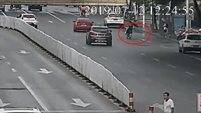 加装遮阳棚|【与安全同行】电动车加装车篷,能防晒挡雨却难防风险!