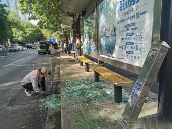 勇敢|今晨,银川中山南街一男子突然打砸公交站台,两市民勇敢将其制服