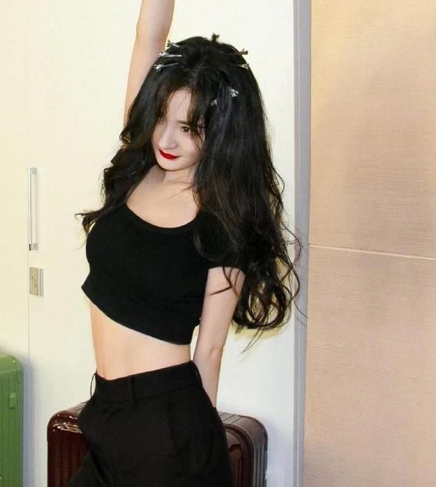  之间|唐嫣产后首次复出与杨幂同框，两人中间隔着一条银河，全程零互动